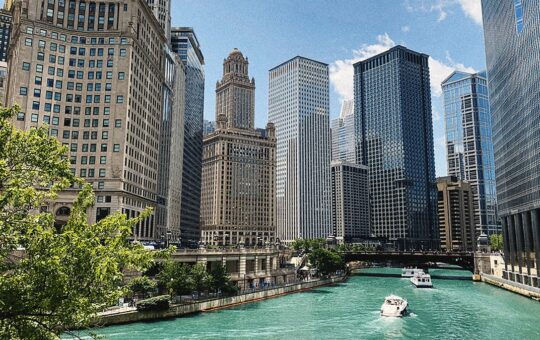 Top Attractions & Unique Culinary Experiences: Exploring Chicago Like a Local